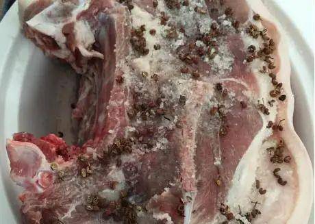 腥味|腌咸肉时，别只会加盐，牢记3点技巧，腌出来的肉鲜香好吃无腥味