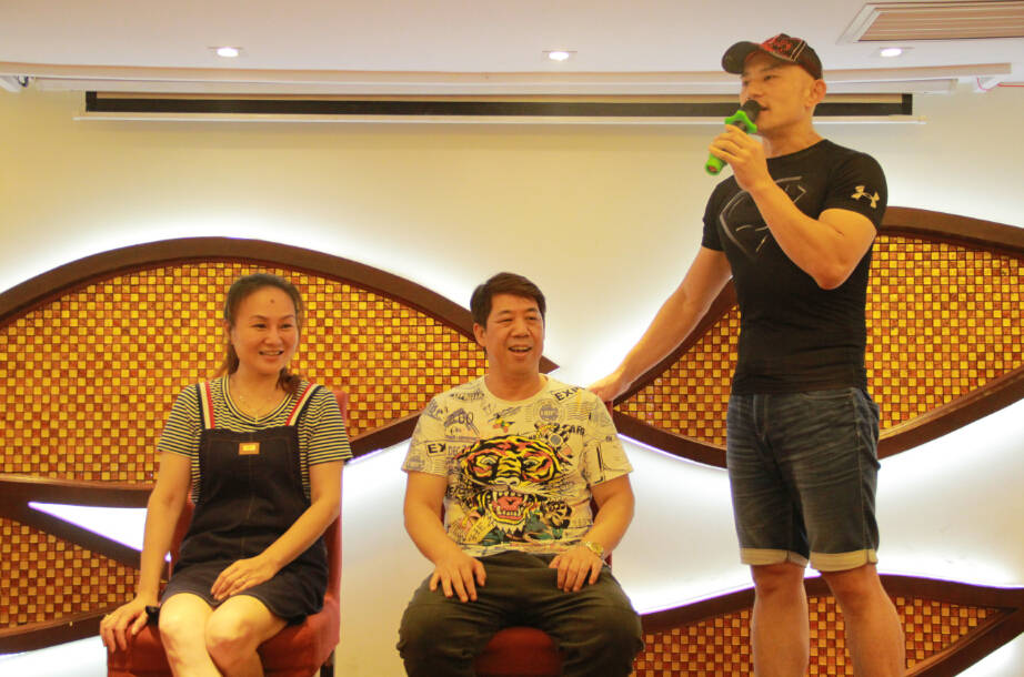 现场由长沙红太阳演艺集团当家主持人彭鹰老师友情客串主持