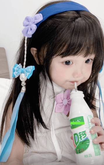 2岁网红为流量戴假发,喝奶茶吃烤鸡,网友称会影响