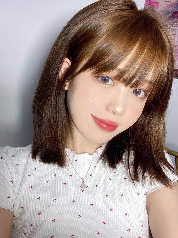 发型Lisa带火了一种新发型,叫“漫画锁骨发”,减龄甜美,圆脸也适合