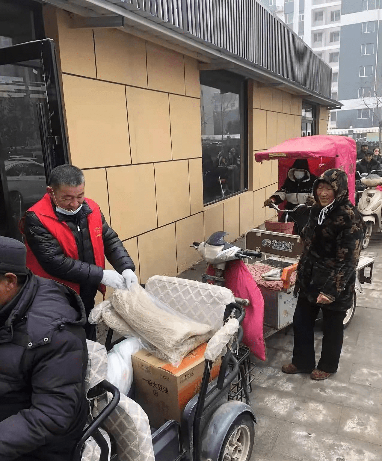 丹陽街道張花園雙廟陳武寺桑屯趙王李等社區為老年人發放過年福利