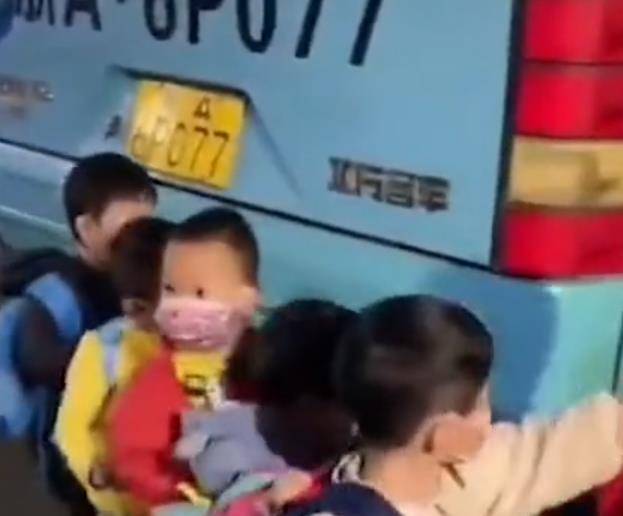 进行|不哭不闹！杭州一幼儿园109名宝宝手拉手，登上大巴前往隔离酒店
