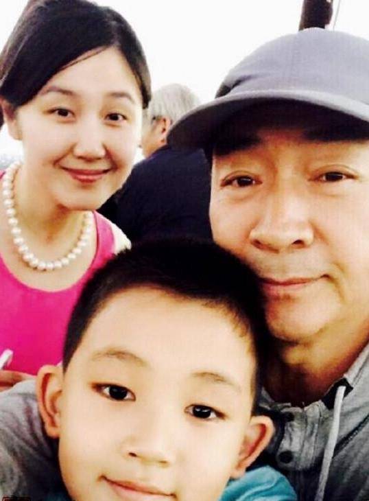 原创寇振海二婚娶小21岁娇妻52岁老来得子堪称人生赢家