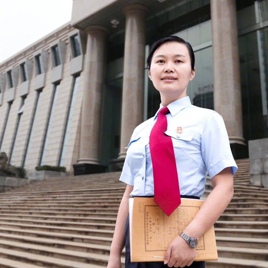 被她们的精神所感染,她们说,是无数像魏晶晶和周春梅这样的女法官,撑