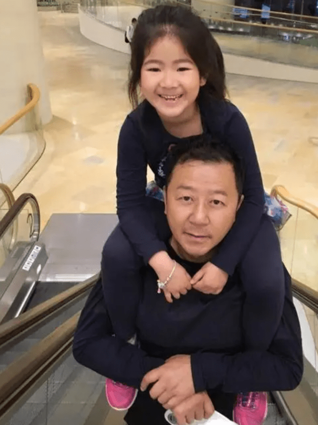 郭涛10岁女儿放飞自我,穿短裙乱舞动作大胆,现场走t台姿态妖娆_郭懿文