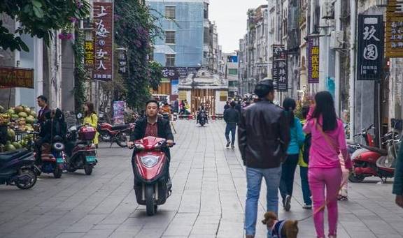 广西适合养老的2座城市，老街美食，大海沙滩，许多人已搬到这里