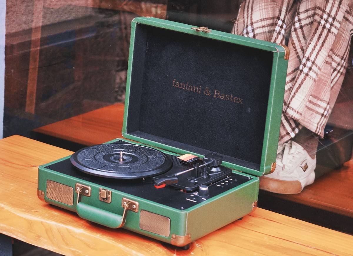 平价的梵珐尼复古蓝牙留声机，自带怀旧手提箱，超高颜值