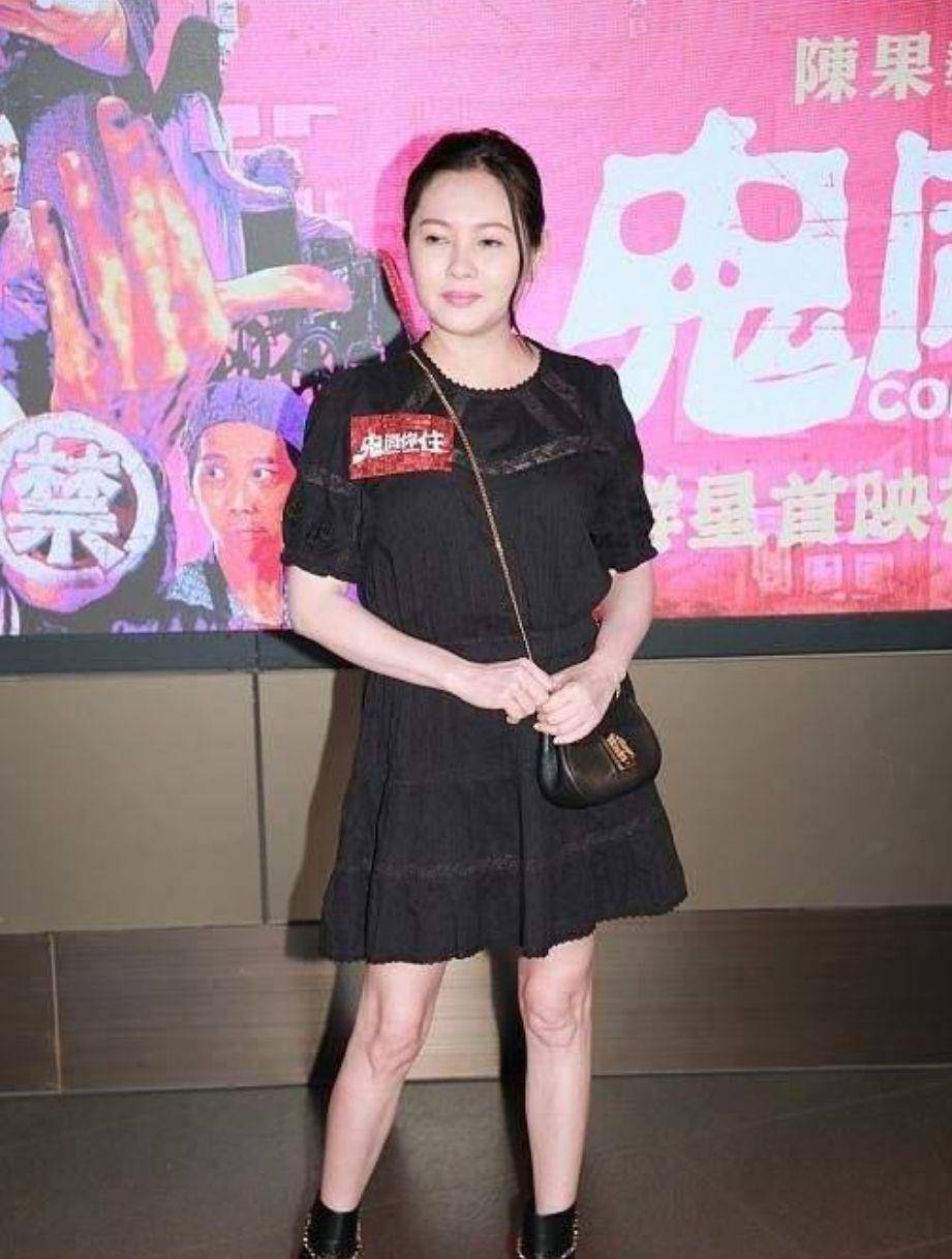 李丽珍 56岁李丽珍罕见露脸，颈纹抢镜，脸显好圆，网友：女神也要服老了