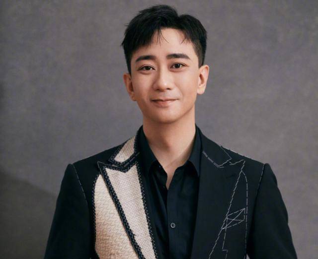 王自健才在《站台》小品中现身,在小品中,王自健表现平平,与之前桀骜