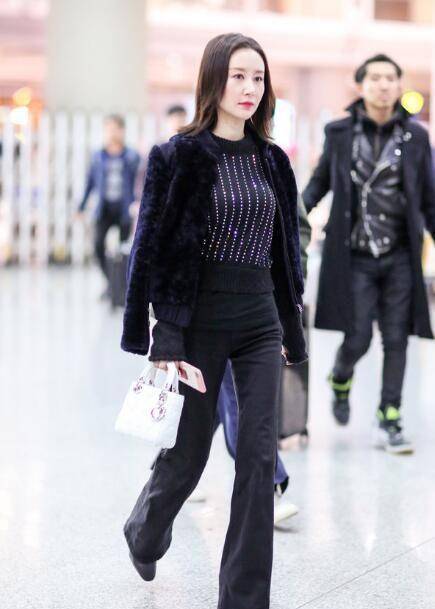时尚女性穿衣高级感 027c853bebb148f987180a34adeeebb5.jpeg