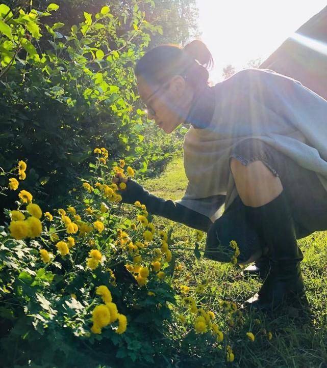 心态许晴近53岁的状态绝了，凭颜值依旧登上热搜，好肌肤美得不像话