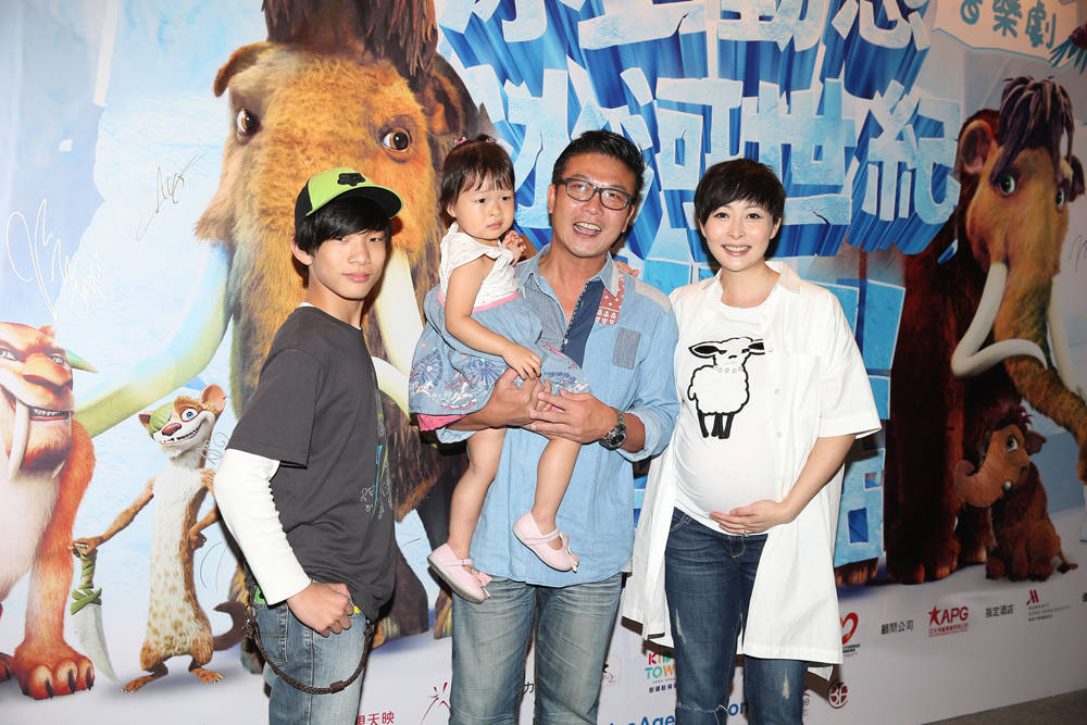 原创汤盈盈与大伯哥罕同框钱小豪戴假发扮女人两人不避嫌搞怪热舞