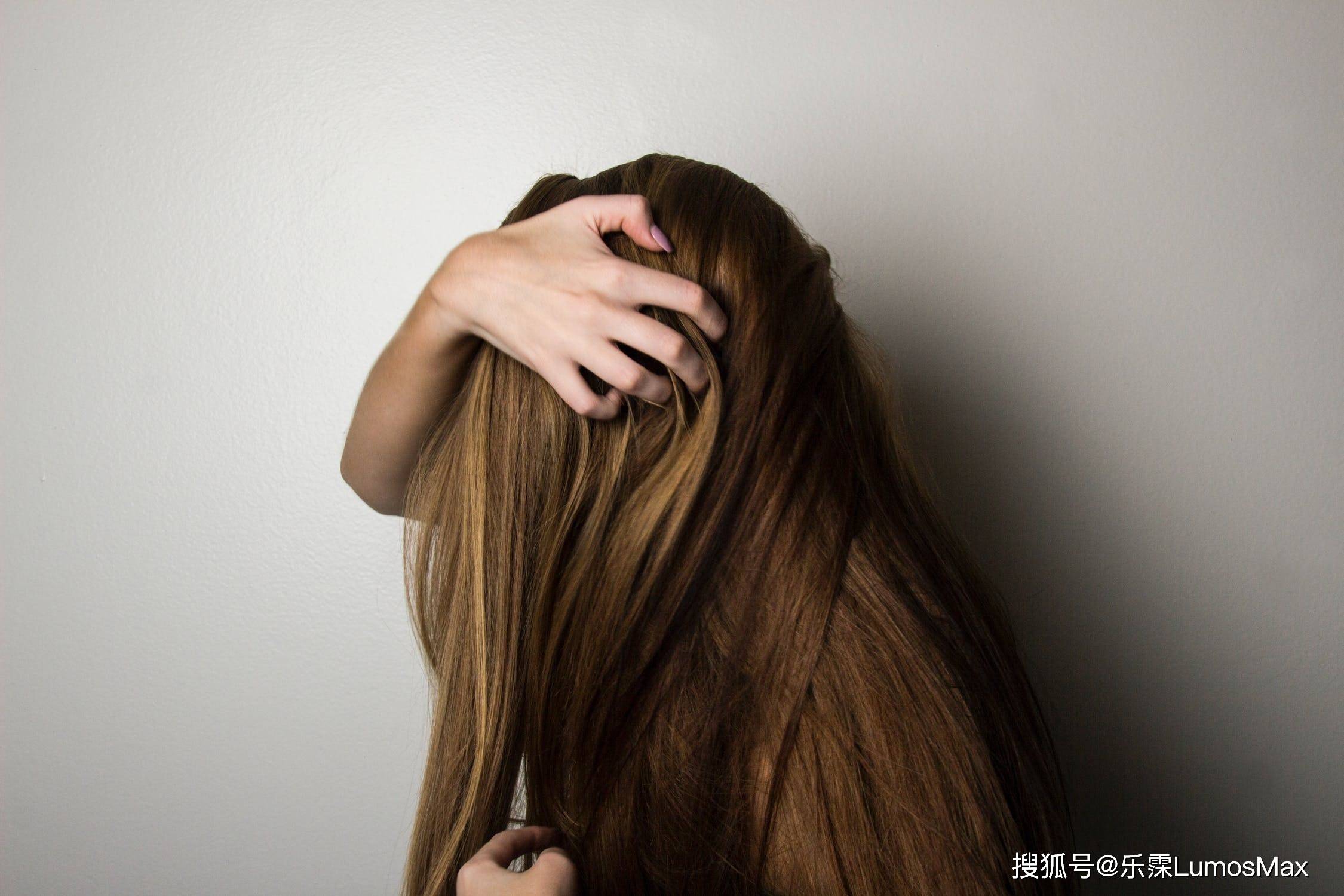 女人梦见掉了一把头发 已婚女人梦见头发掉了