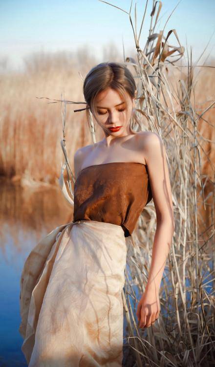 因为皙活：谢可寅冬日芦苇氛围大片太美了！分享她的日常护肤秘籍！