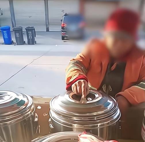 家丁|得寸进尺！河南一早餐店免费送早餐，环卫工却未经允许自己盛饭