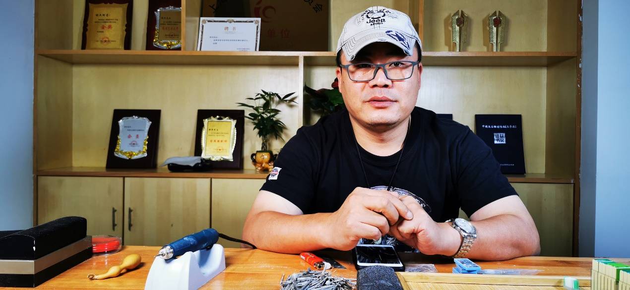 以刀代笔以珀为纸胡杰老师现场雕刻的作品让我们一起走进阴雕世界