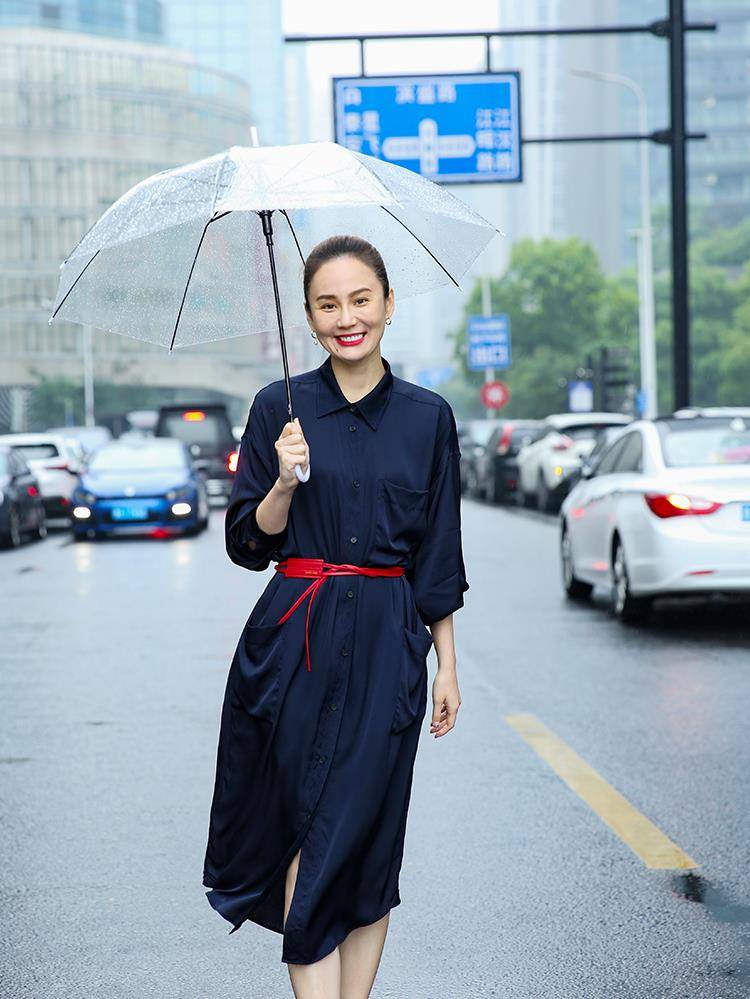 简风 刘琳的极简风穿搭值得中年女性学习，高级感十足还不失优雅气质。