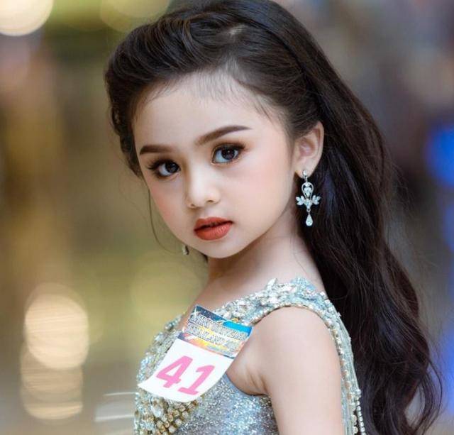 7岁泰国小美女化浓妆，穿着礼服像个大人，获选美冠军后一脸厌倦