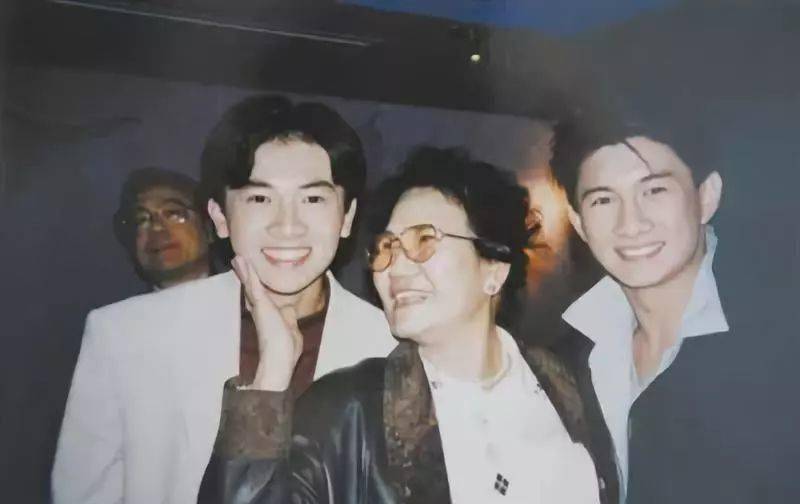 半文盲|赵丽蓉去世21年,“半文盲”逆袭成舞台女王,我们为何还在怀念她