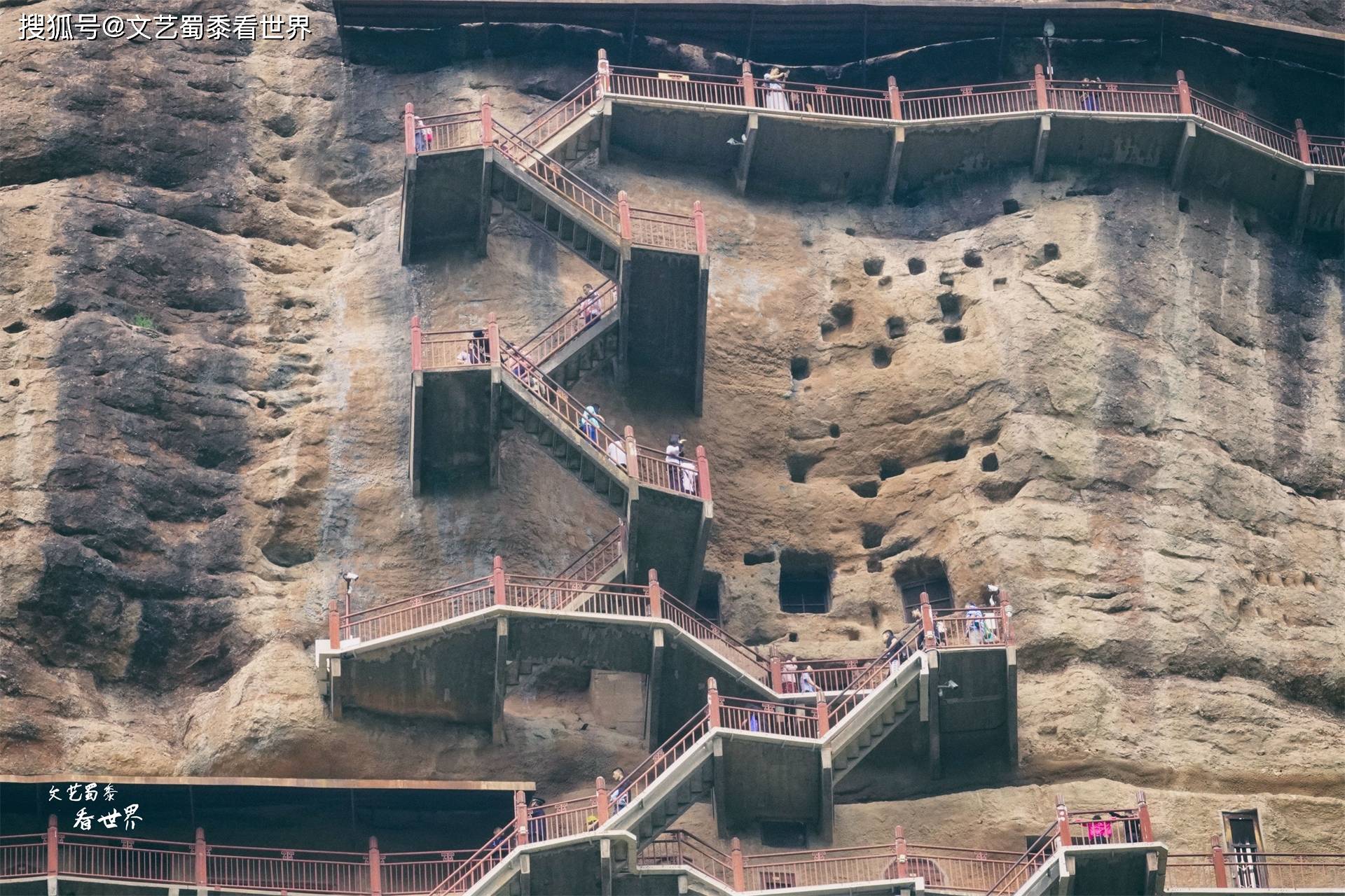 不建议恐高者游览麦积山石窟，它因建在悬崖之上，躲过了许多劫难