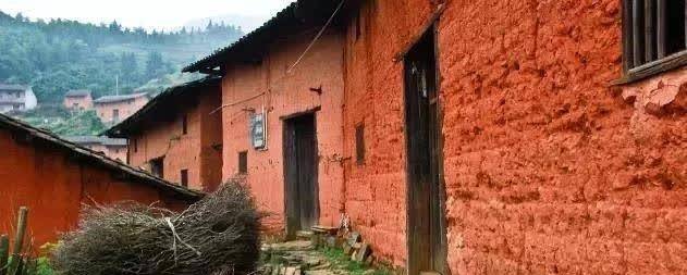 江西丰城小众古村，位于罗山之巅，民居皆是橙黄色外墙