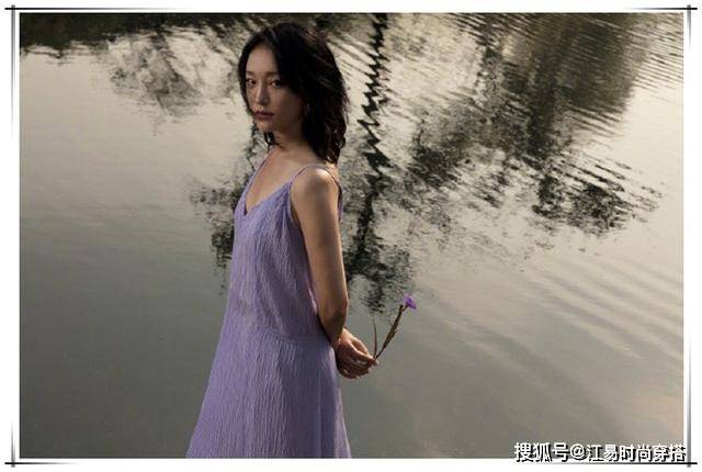 国画 45岁周迅胆子够大，一条紫罗兰色吊带裙，穿出了18岁的线条美！