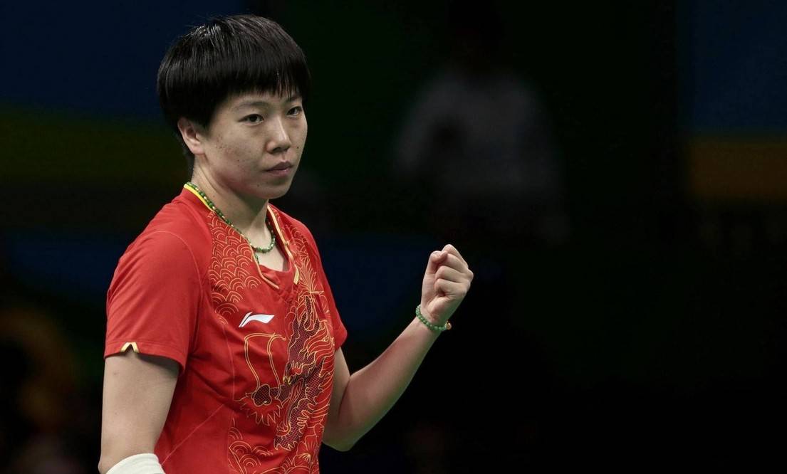 李晓霞携女儿罕见出镜女儿梦想当奥运冠军身后一大片奖杯抢镜