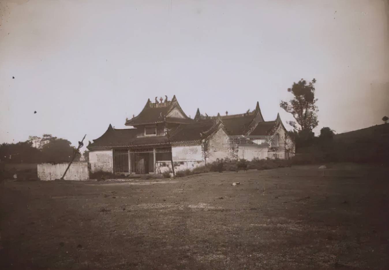 老照片：一百年前的中国，房屋残破，人民生活异常艰难