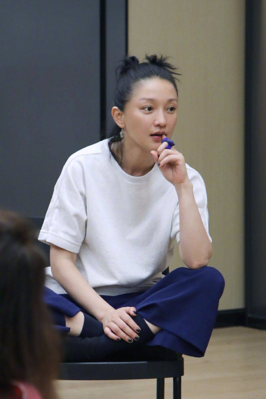 本人周迅再会打扮，也挡不住衰老，同龄人陈坤还年轻帅气！