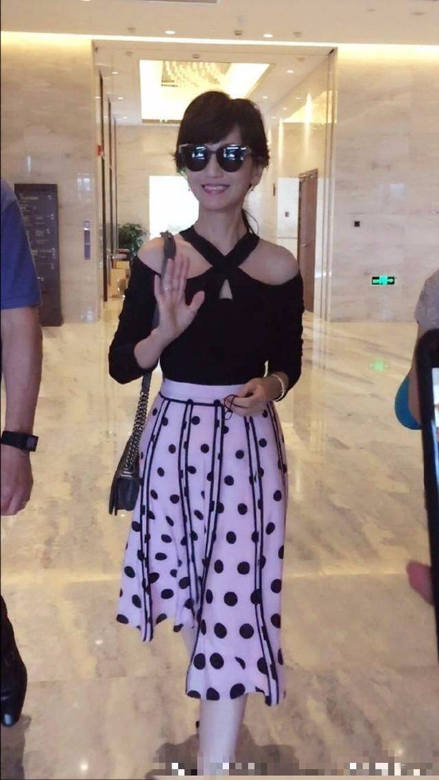 刘海赵雅芝的优雅都是包装出来的？机场高清近照，皱纹多脸松垮