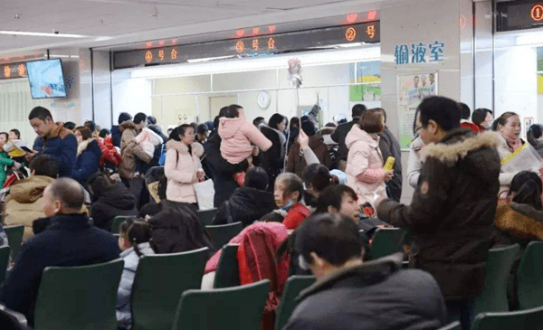 原创孩子半夜发烧排队到天亮为何儿科医生数量这么少原因值得深思