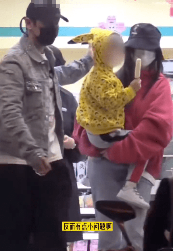 校服Baby低调秀恩爱,穿黄晓明北电校服现身片场,夫妻二人幸福如初