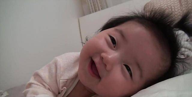 漂亮校花晒出0岁到18岁成长照,从丑小鸭到白天鹅,颜值变化惊艳网友