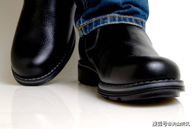 又比如,上世纪八十年代,男士喜欢"西装革履",女士喜欢各式连衣裙,如果