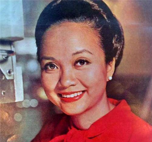 1942年，3岁的她逃难到加拿大，不料57年后成为首个华裔国家元首