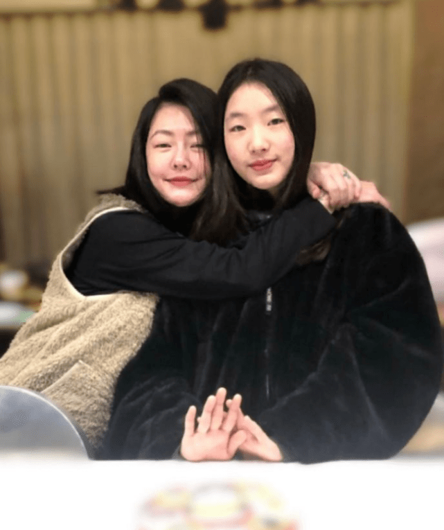 小s为大女儿庆16岁生日母女合照像姐妹配文花式凡尔赛