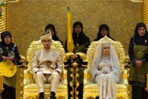 32岁文莱公主下嫁平民公务员，婚礼上像披座钻石山，坐黄金宝座