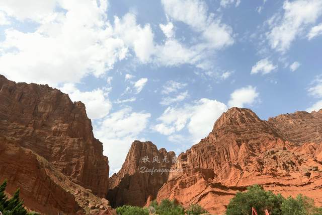 天山|红色山崖，幽静峡谷，库车感受天山神秘大峡谷的绚丽色彩