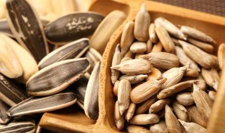 特产|建议不差钱的人，少吃花生瓜子，这种零食很解馋，全家人都爱吃！