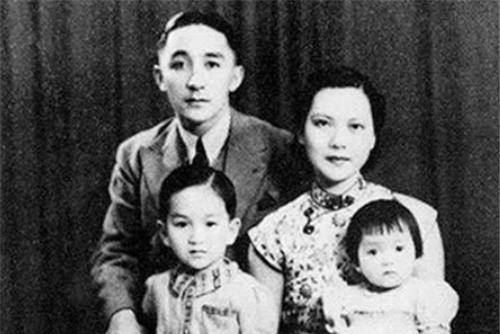 1942年，3岁的她逃难到加拿大，不料57年后成为首个华裔国家元首