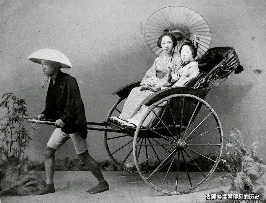 老照片 十九世纪坐着人力车的日本美女 当年的香车美女