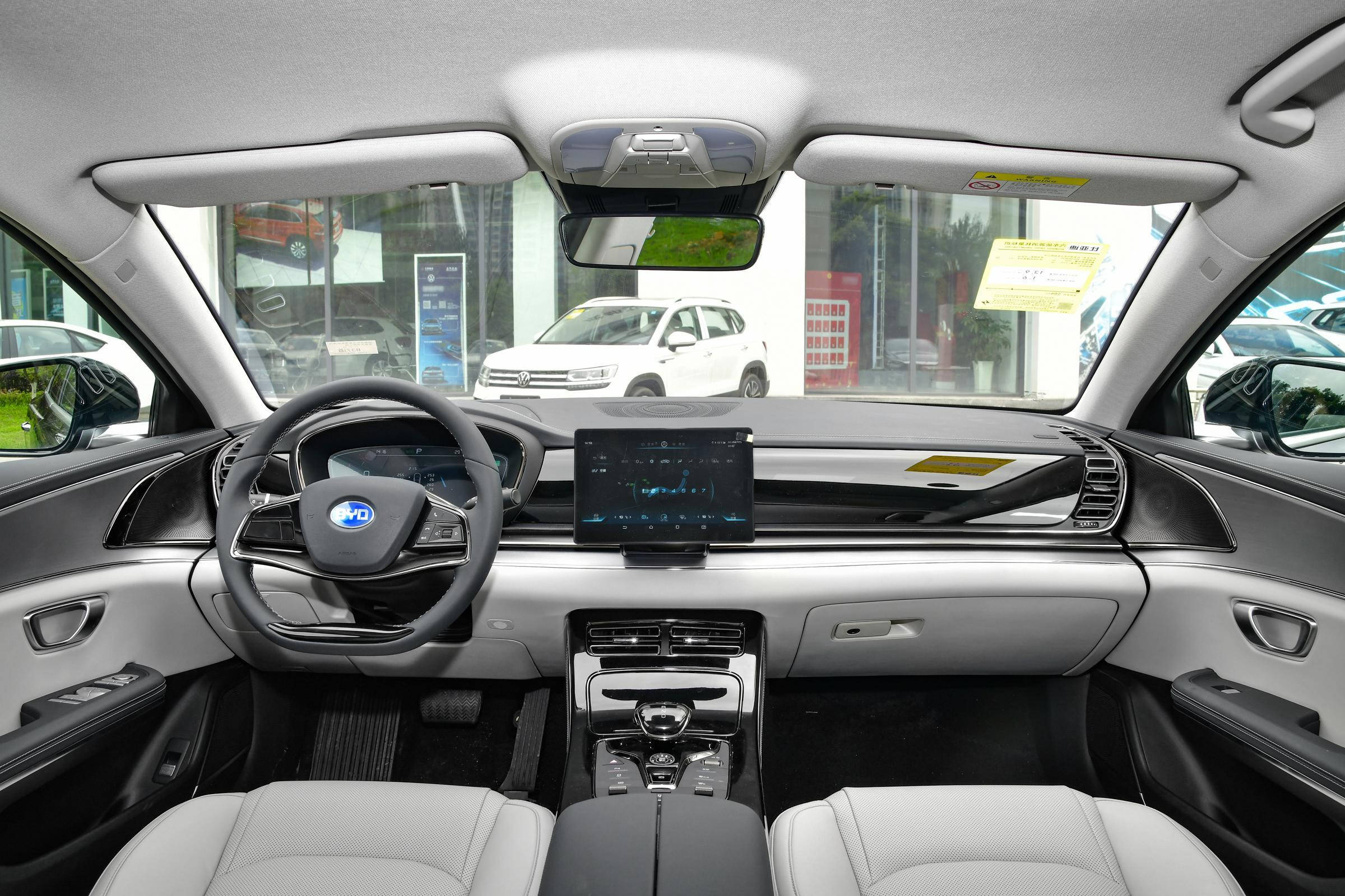 比亚迪e9 2021款 商务版 内饰内饰方面,搭载了10.1英寸中控大屏,12.