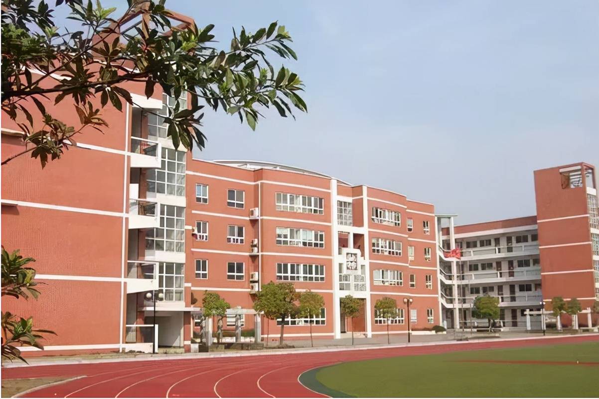 武汉洪山区将新建一所初中，总投资2亿元，提供学位1800个