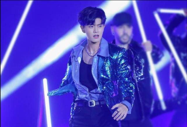 梦想|《嗨放派》最后一期收官，任嘉伦再现舞台唱跳，又被他帅到了！