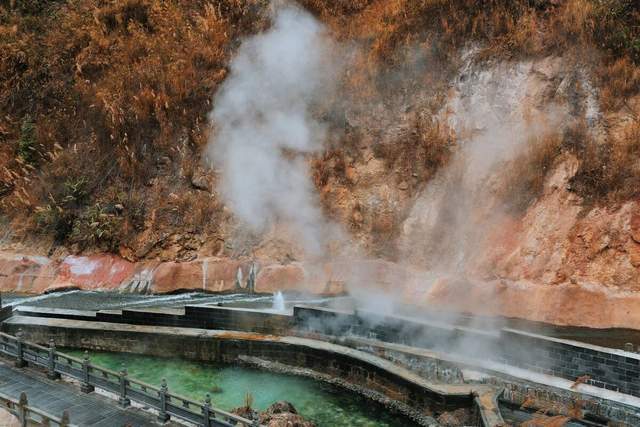 约93度左右,而一些热泉温度高达90度以上,因此附近居民都用温泉蒸煮