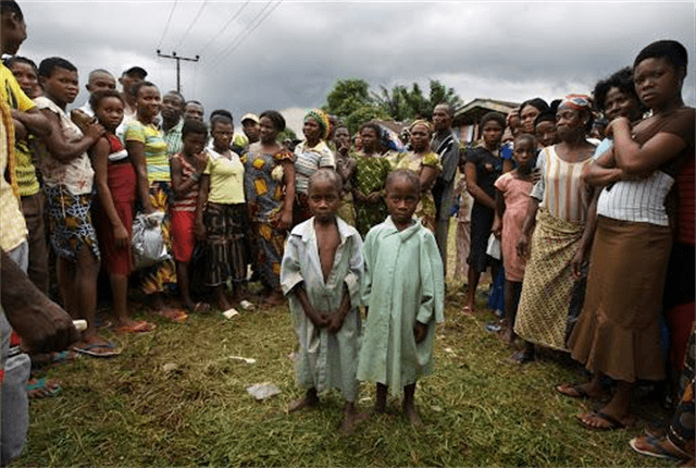 9年过去了当年的非洲讨水男孩被游客收养后过得怎么样