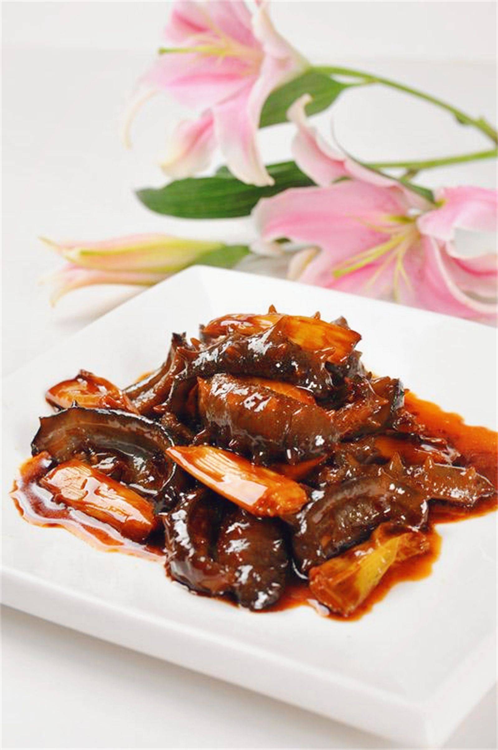 葱烧海参|这道菜属于胶东菜系,海参爽滑,葱段鲜香,再加上浓厚的菜汁儿