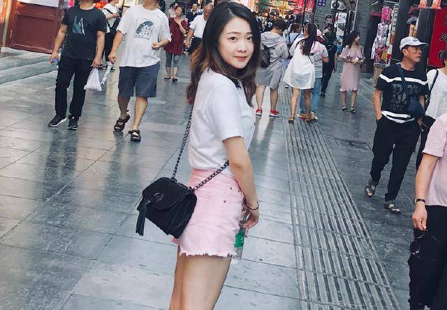 《暖春》里的小花长大了,眉目清秀皮肤白皙,很有邻家女孩气质_齐如意