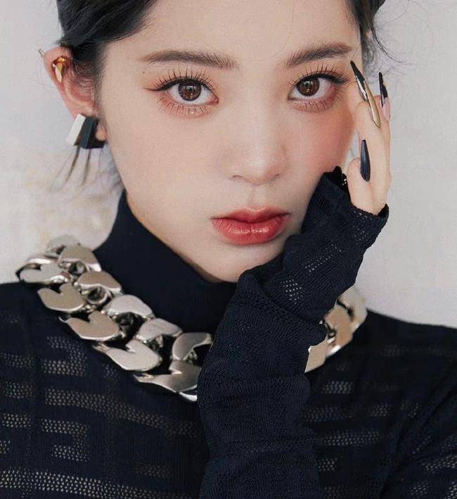 周冬雨继千金妆、奶醉妆后，又一妆容走红？求求女明星们别再无脑跟风