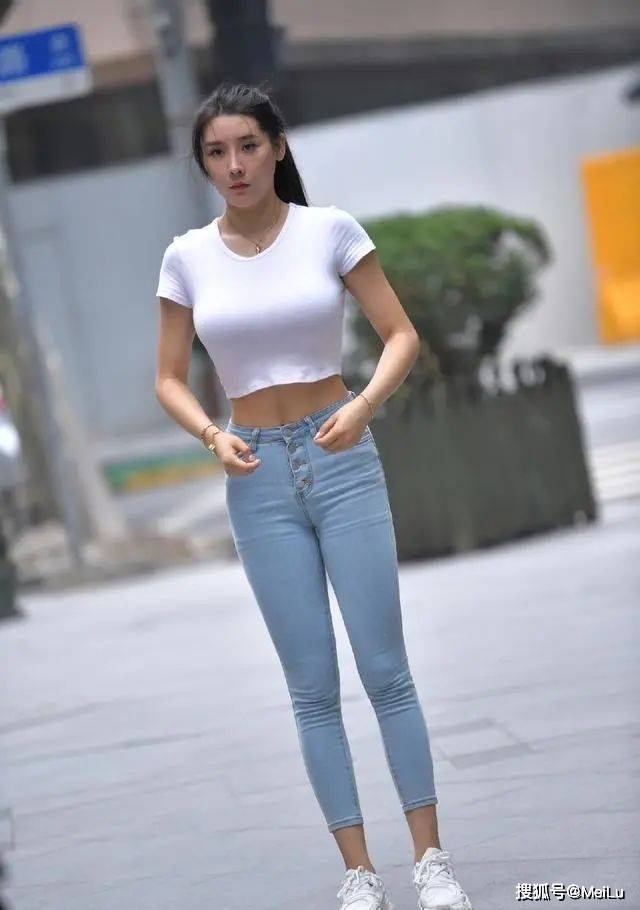 高跟鞋 浅灰牛仔打底裤搭白色高跟鞋，增加个人魅力，优雅和轻熟兼备